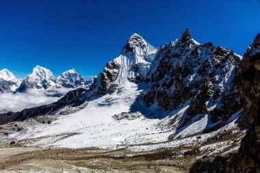 Himalayaların karlı dağlar