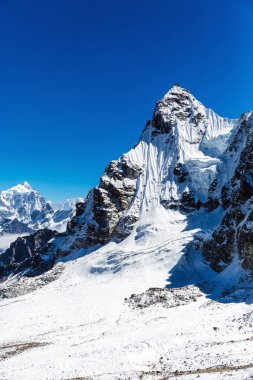 Himalayaların karlı dağlar