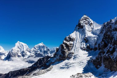 Himalayaların karlı dağlar