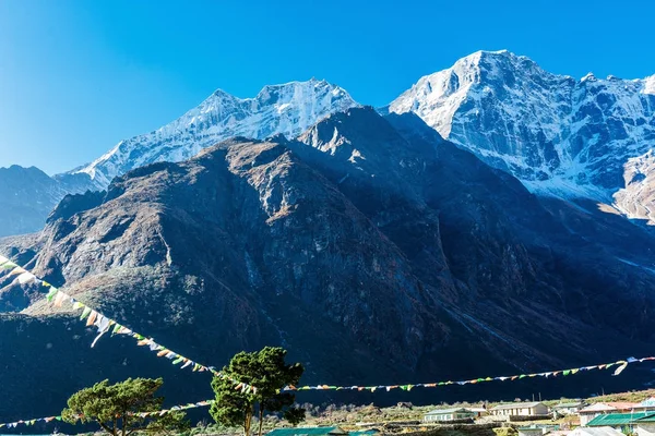Montagne innevate dell'Himalaya — Foto Stock