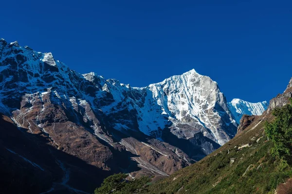 Montagnes enneigées de l'Himalaya — Photo