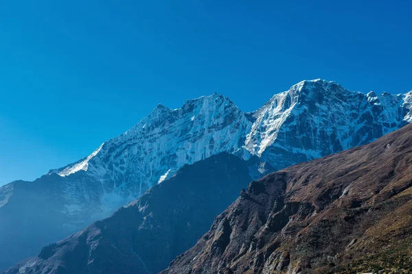 Himalayaların karlı dağlar — Stok fotoğraf