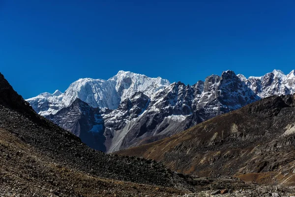 Besneeuwde bergen van de Himalaya — Stockfoto