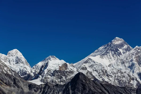 Himalayaların karlı dağlar