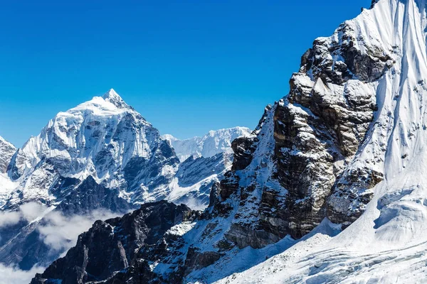 Montañas nevadas del Himalaya — Foto de Stock
