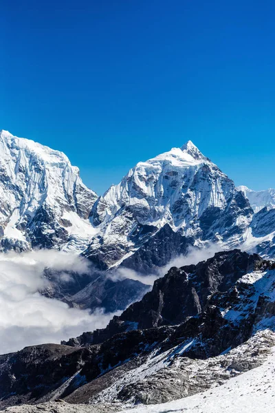 Himalayaların karlı dağlar — Stok fotoğraf