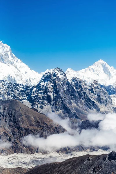 Himalayaların karlı dağlar — Stok fotoğraf