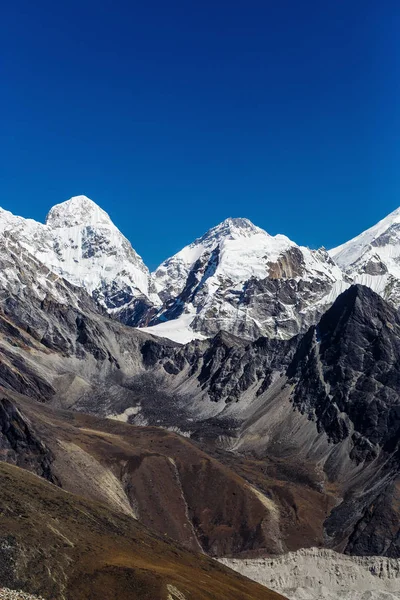 Besneeuwde bergen van de Himalaya — Stockfoto