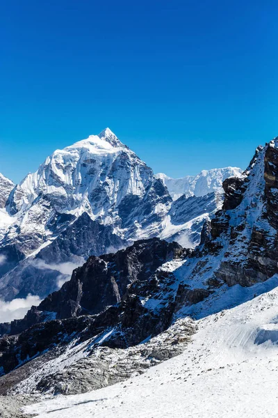 Snötäckta berg i Himalaya — Stockfoto