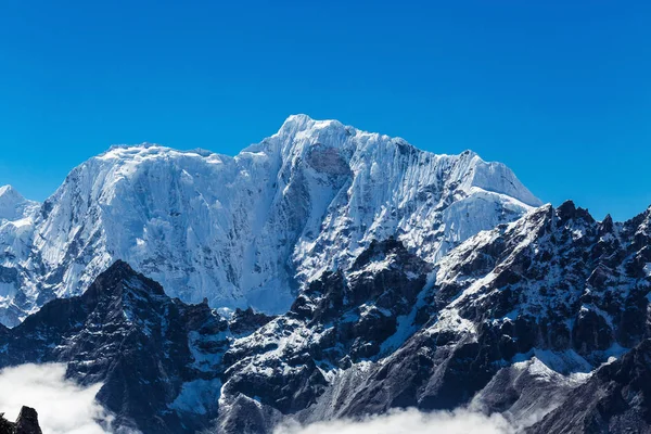 Montanhas nevadas dos Himalaias — Fotografia de Stock