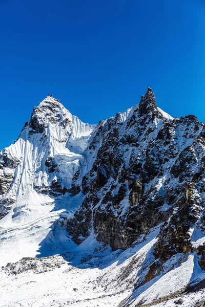 Montañas nevadas del Himalaya — Foto de Stock