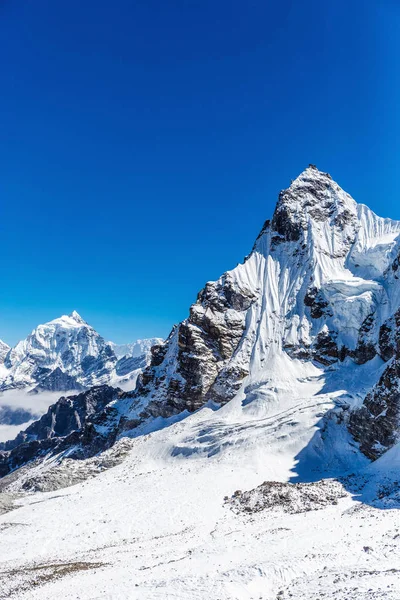 Засніжених гір Гімалаїв — стокове фото