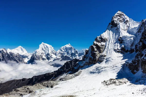 Montañas nevadas del Himalaya — Foto de Stock