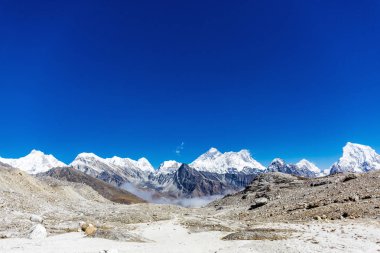 Himalayaların karlı dağlar