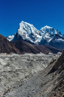 Himalayaların karlı dağlar