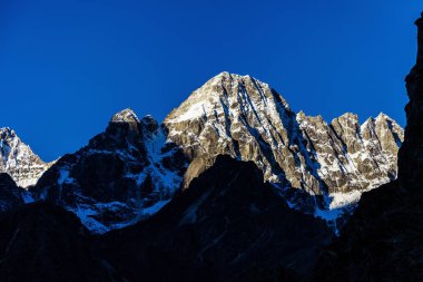 Himalayaların karlı dağlar