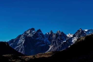 Himalayaların karlı dağlar