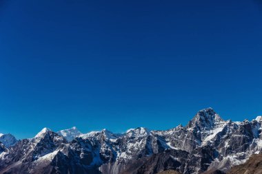 Himalayaların karlı dağlar