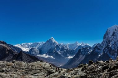 Himalayaların karlı dağlar