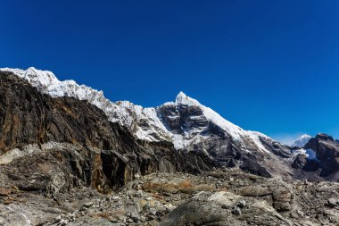 Himalayaların karlı dağlar