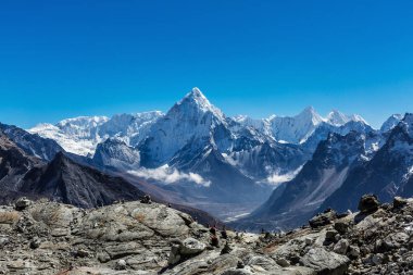 Himalayaların karlı dağlar