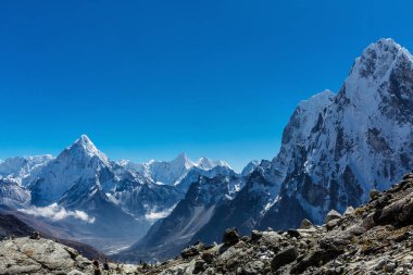 Himalayaların karlı dağlar