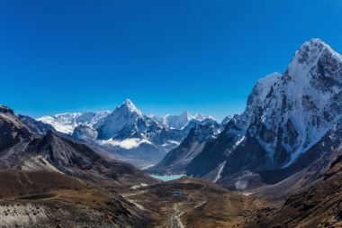 Himalayaların karlı dağlar