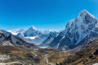 Himalayaların karlı dağlar