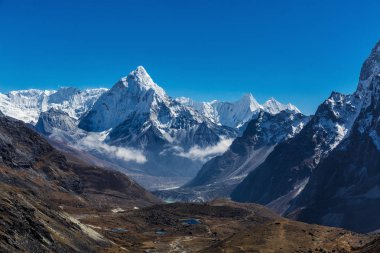 Himalayaların karlı dağlar