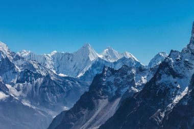 Himalayaların karlı dağlar
