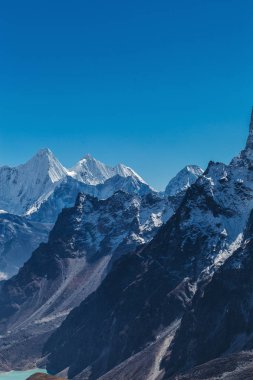 Himalayaların karlı dağlar