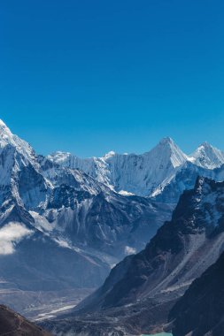 Himalayaların karlı dağlar