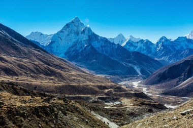 Himalayaların karlı dağlar