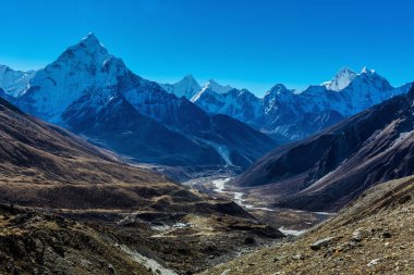Himalayaların karlı dağlar