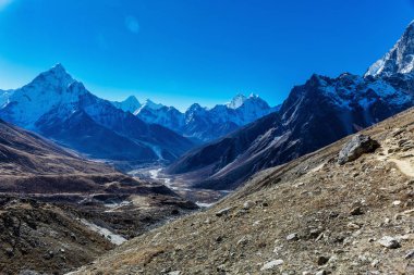 Himalayaların karlı dağlar