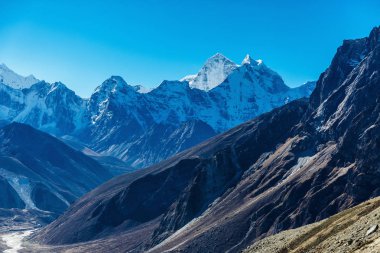 Himalayaların karlı dağlar