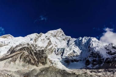 Himalayaların karlı dağlar