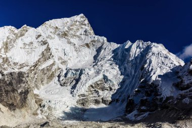 Himalayaların karlı dağlar