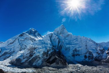 Himalayaların karlı dağlar