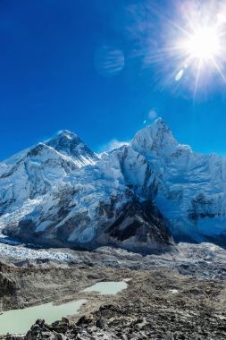 Himalayaların karlı dağlar