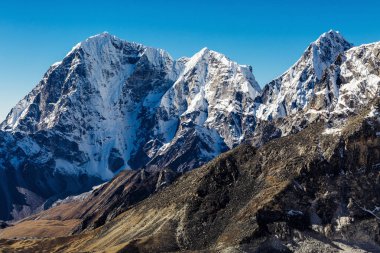Himalayaların karlı dağlar