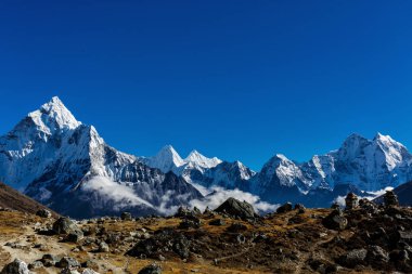 Himalayaların karlı dağlar