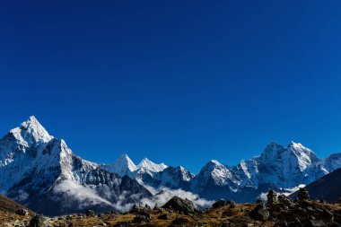 Himalayaların karlı dağlar