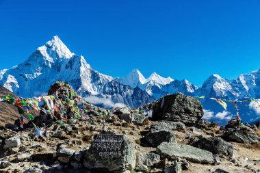 Himalayaların karlı dağlar