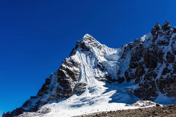 Снежные горы Гималаев — стоковое фото