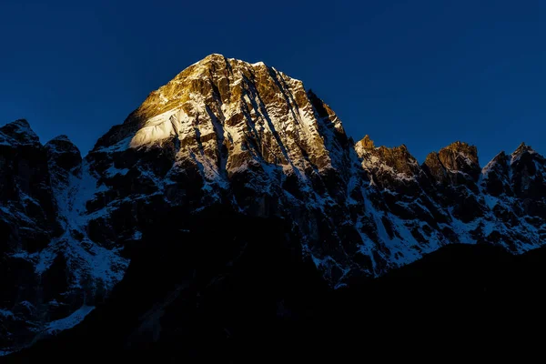 Montanhas nevadas dos Himalaias — Fotografia de Stock
