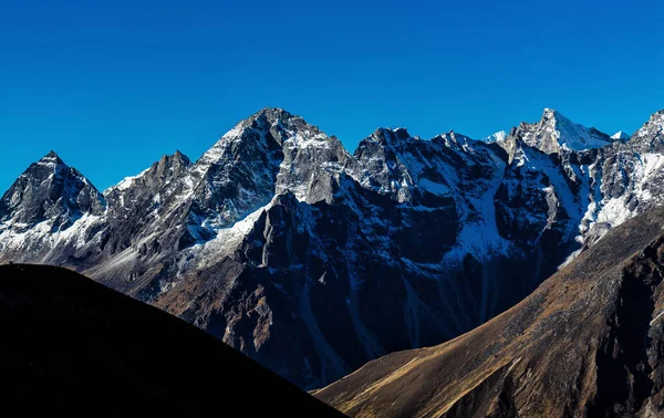Snødekte fjell i Himalaya – stockfoto