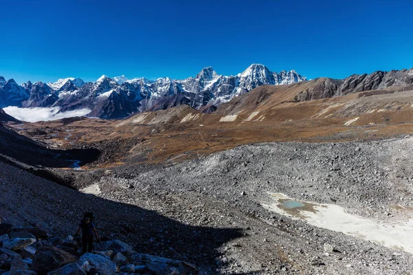 Snötäckta berg i Himalaya — Stockfoto