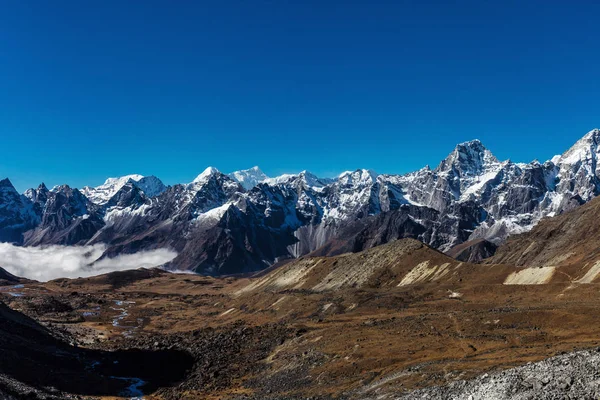Besneeuwde bergen van de Himalaya — Stockfoto