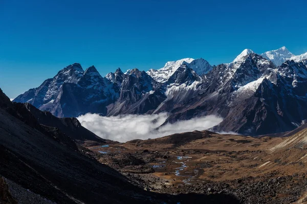 Montanhas nevadas dos Himalaias — Fotografia de Stock